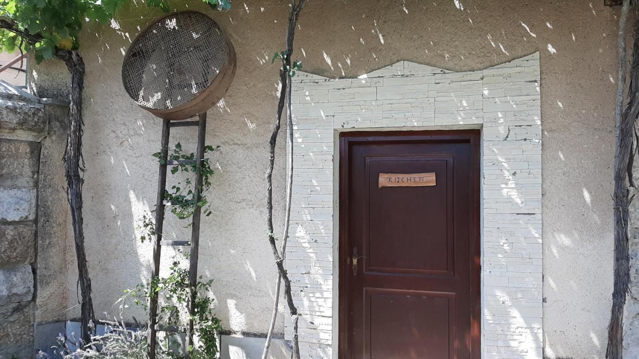 Residence Muzica Bed And Breakfast Komen Exterior photo